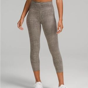 Lululemom Women

Wunder Train High-Rise Tight 25" Dye - Resale